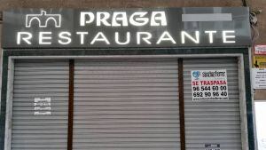 El restaurante Praga con el cartel de Se Traspasa
