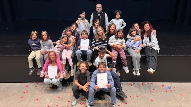 Mercè Canals amb un grup d'alumnes de la seva escola Entreacte