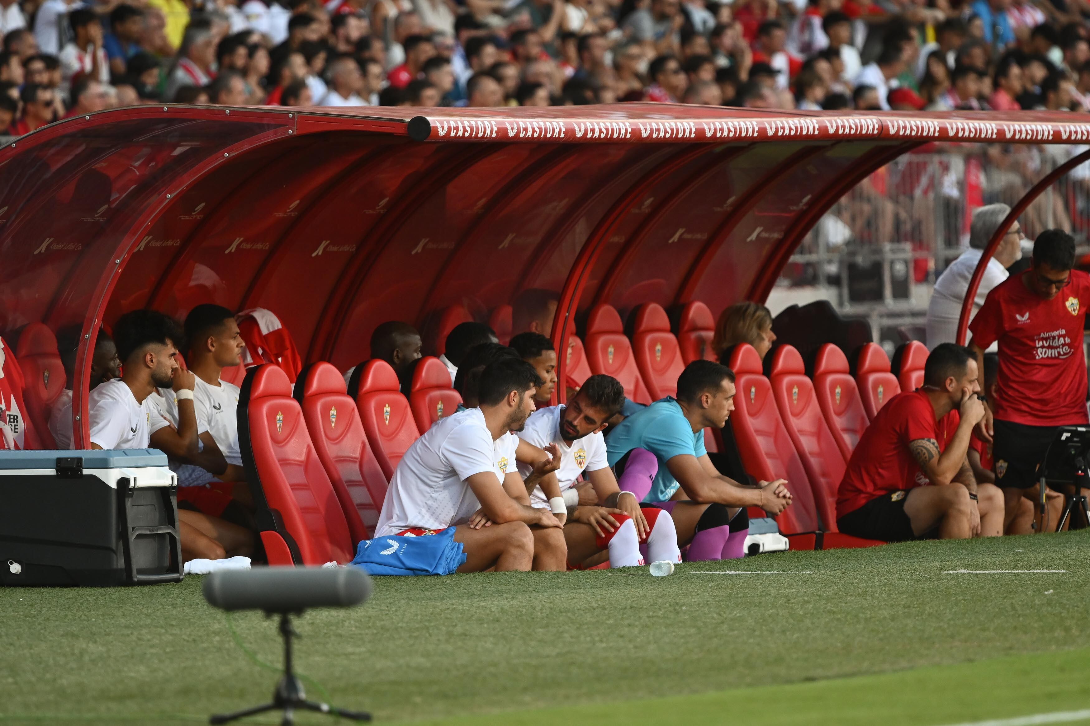 Melero tiene que salir pronto del banquillo.