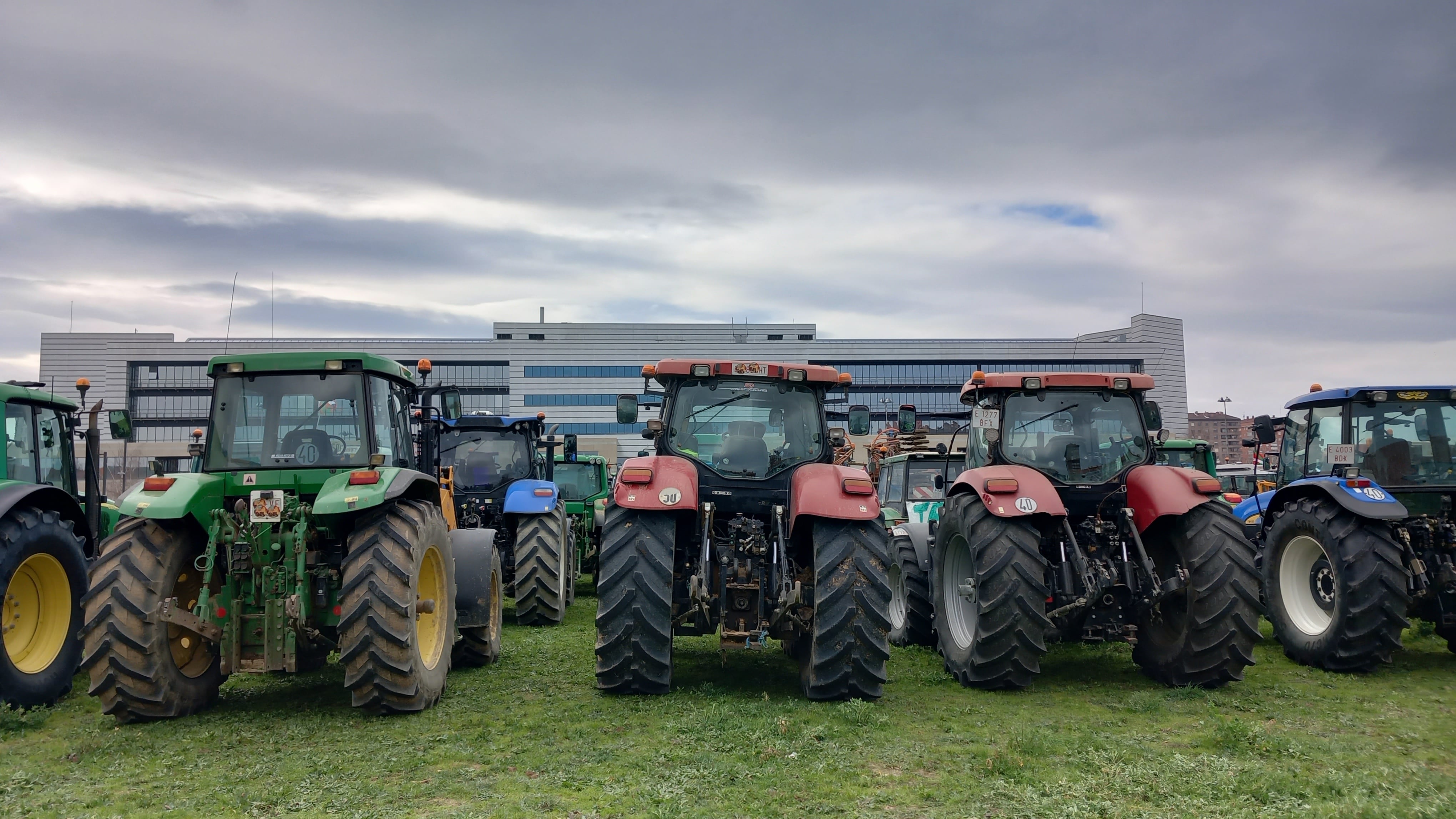 La tractorada ha terminado frente a la sede del Gobierno vasco en Vitoria