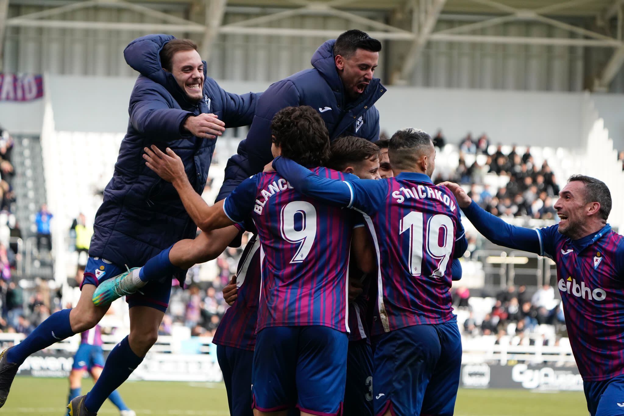 Los jugadores del Eibar celebran el gol de Leschuk