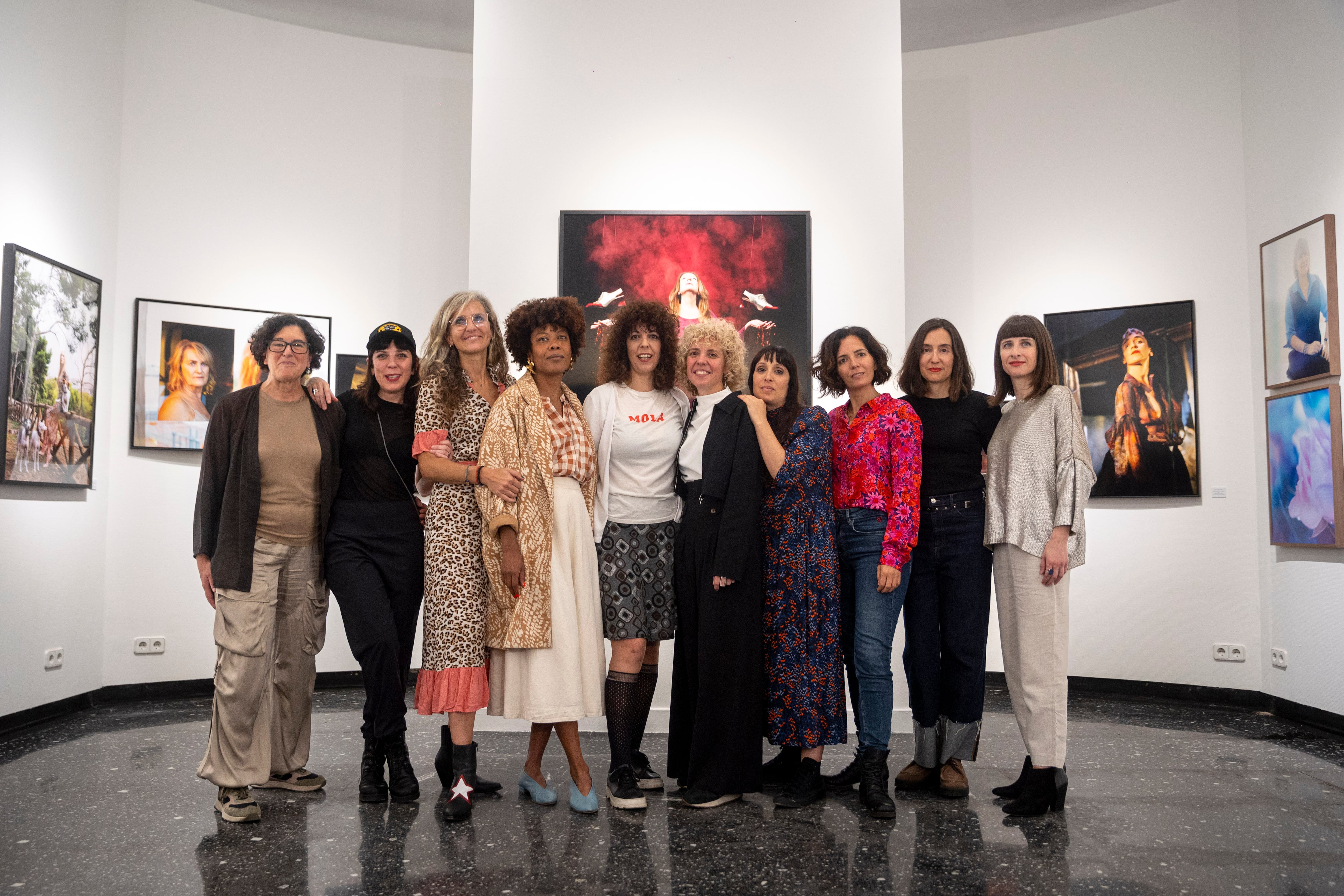 Las fotógrafas participantes en la muestra &quot;Una visión propia&quot;, en el Museo Lázaro Galdeano de Madrid. Sofía Moro, Laura M Lombardía, Gloria Oyarzábal, Angelica Dass, la comisaria de la muestra Marta Soul, Paula Anta, Estela de Castro, Elisa Miralles, Carmela García, María Platero y Soledad Córdoba. EFE/ Daniel González