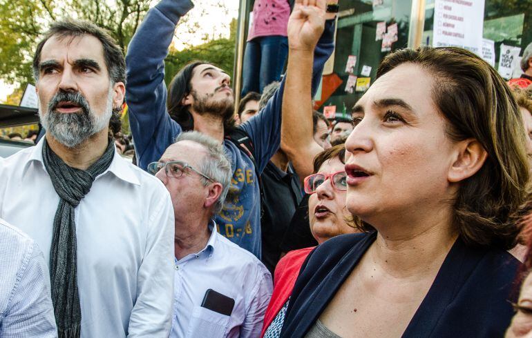 Ada Colau amb Jordi Cuixart, en un acte el 3 d&#039;octubre 