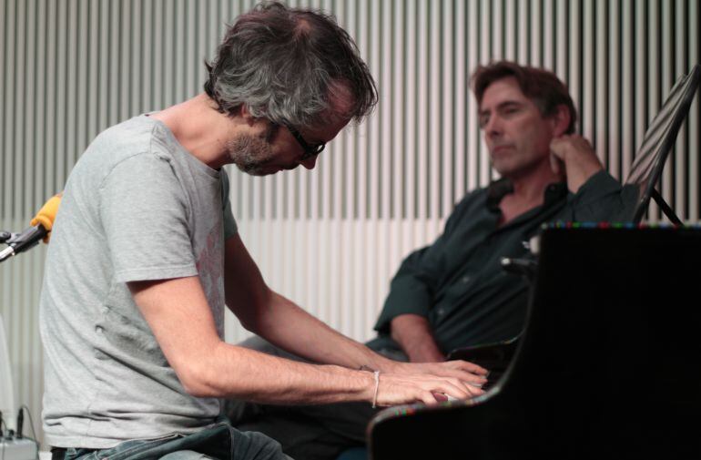 James Rhodes, tocando el piano en el estudio principal de Cadena SER.