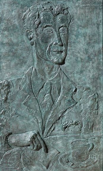 Imagen del bajorrelieve en bronce de Orwell tomando café