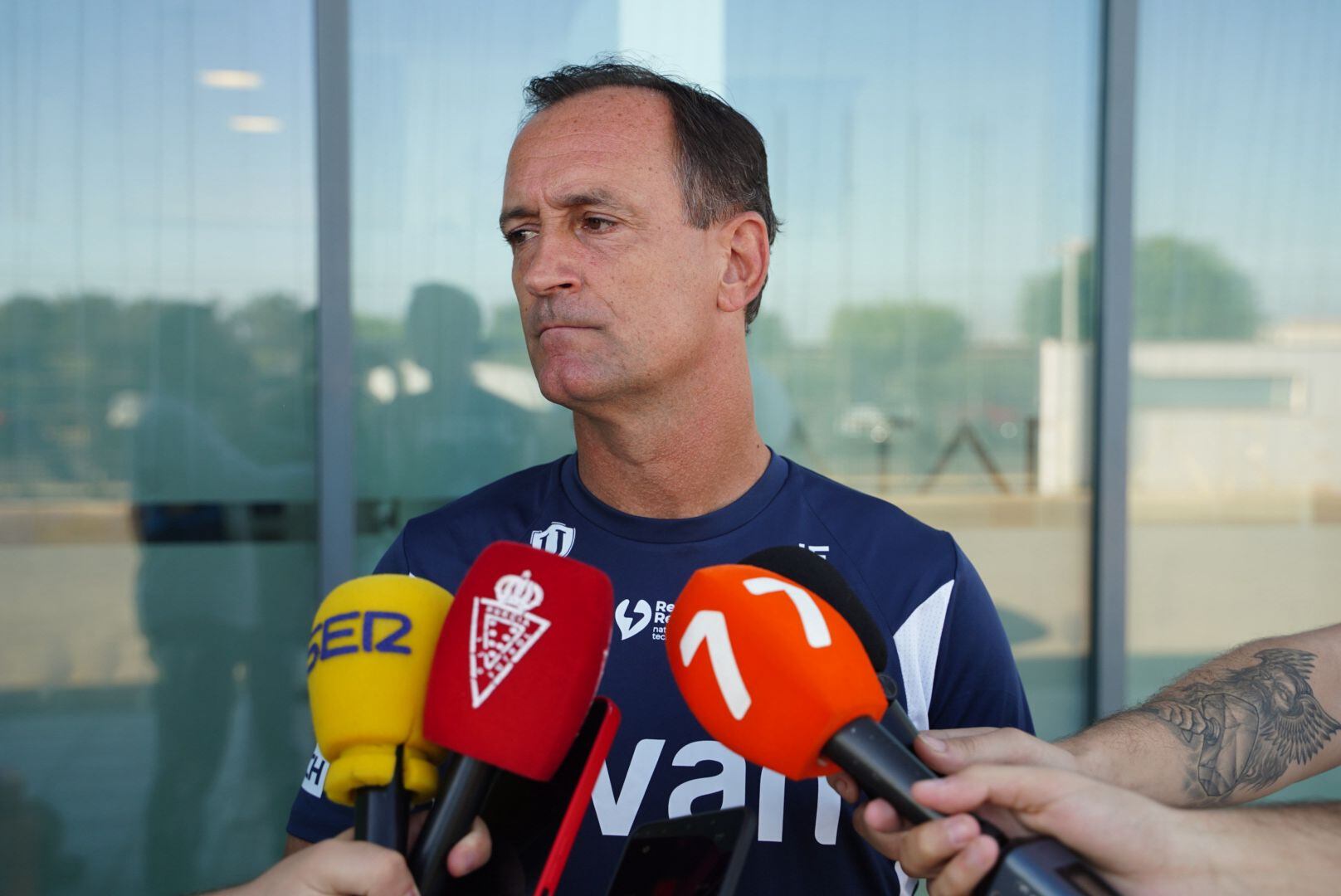 Joseba Etxeberria atiende a los medios de comunicación en un canutazo.