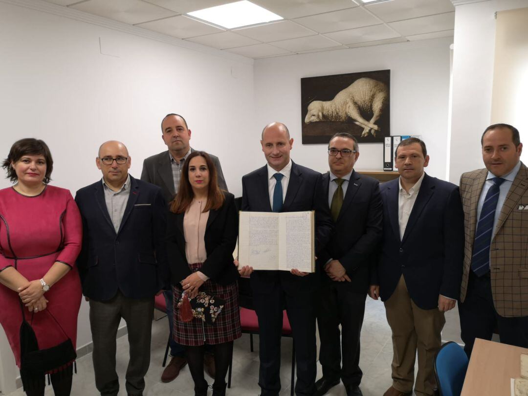 Momento de la inauguración de las nuevas instalaciones del Archivo Municipal, el alcalde, José Luis HIdalgo, muestra uno de los documentos