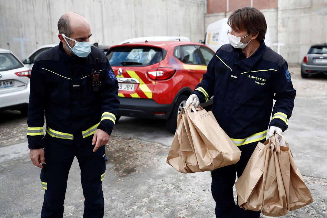 Bomberos del Ayutamiento de Madrid participan en el reparto solidario de alimentos durante la pandemia.