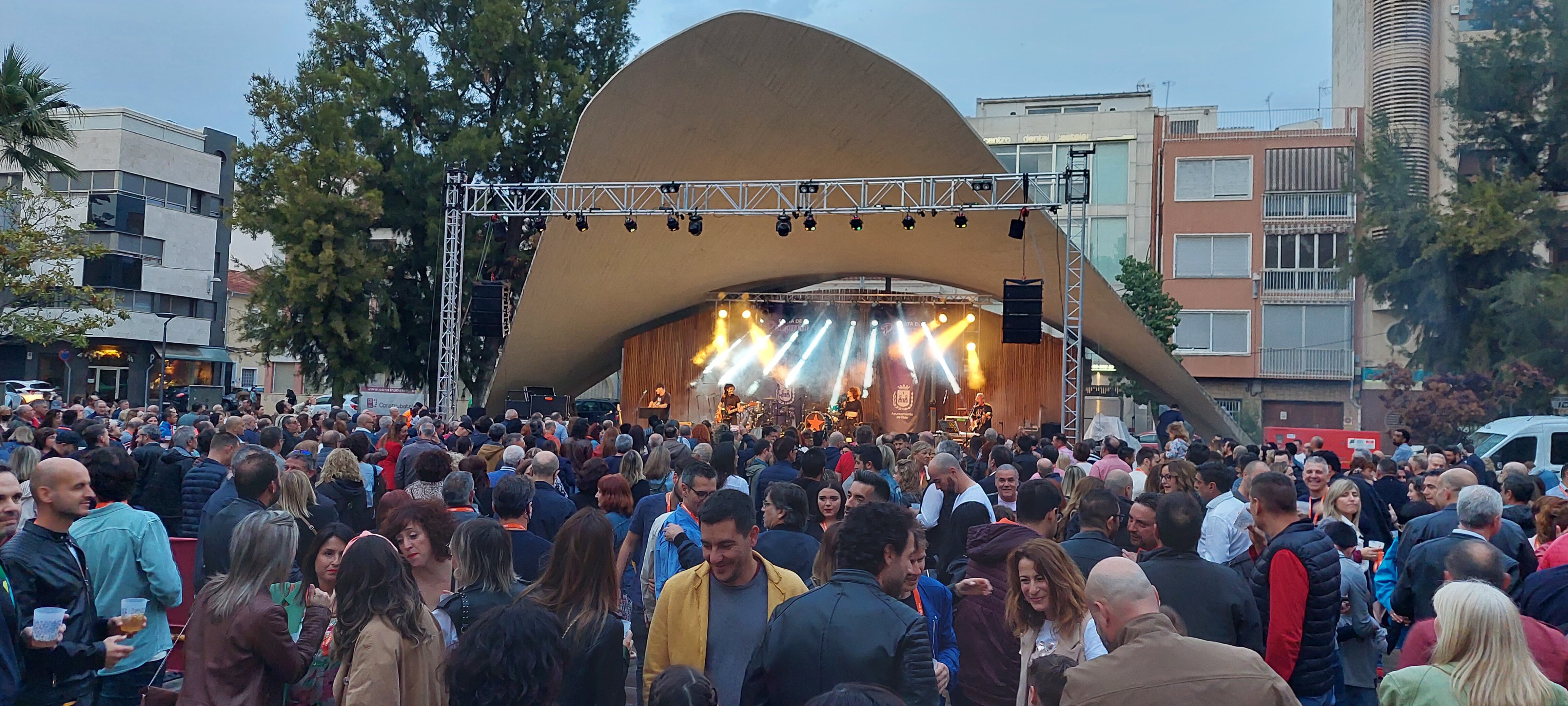 Malditos Benditos retoma su concierto tras la lluvia