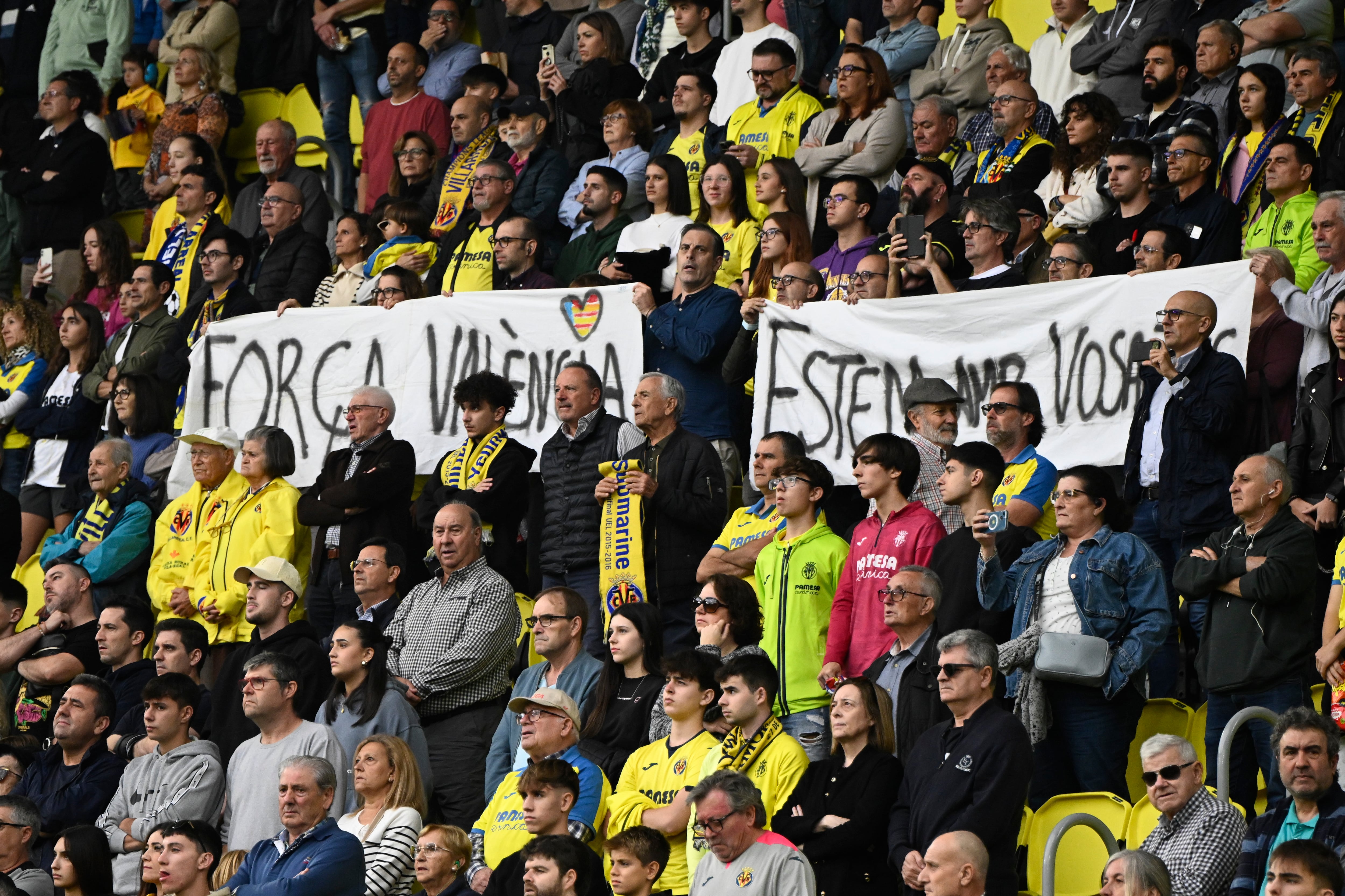 VILLARREAL (CASTELLÓN), 09/11/2024.- Pancartas de apoyo a Valencia en las gradas durante el partido de LaLiga entre el Villarreal y el Alavés, este sábado en el estadio de la Cerámica. EFE/ Andreu Esteban
