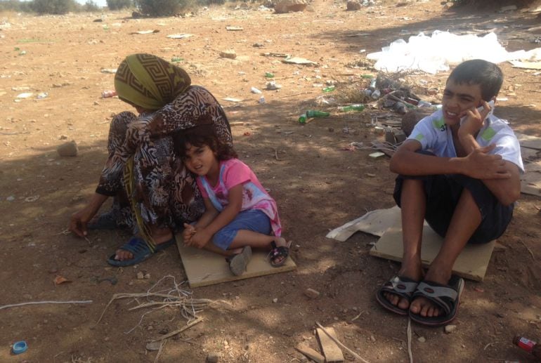 Sabha y dos de sus hijos esperando junto al Barrio Chino a ver si su marido y otros 3 hijos que siguen en Nador pueden cruzar a Melilla. Por la tarde lo intentaron por Beni Enzar pero los marroquíes tampoco se lo permitieron. Llevan 23 días separados