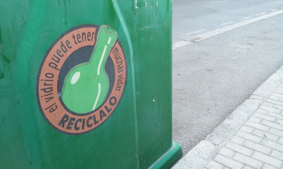 Contenedor de vídrio ubicado en una calle de Ávila