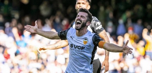 Gayà celebra un gol en Mestalla