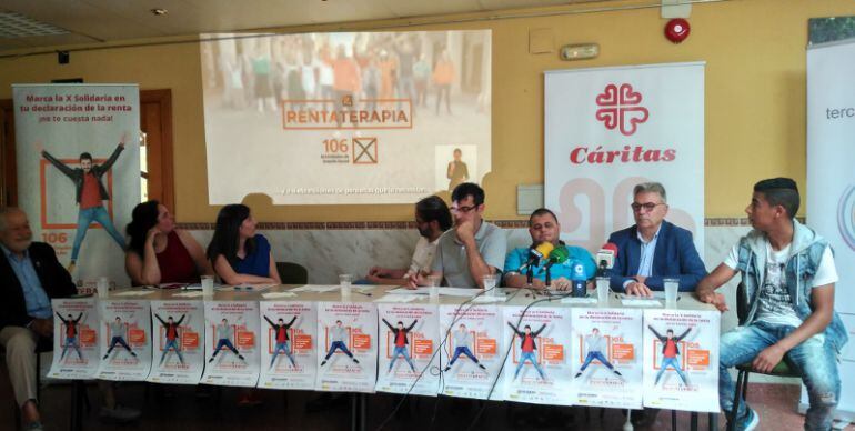 Miembros del Tercer Sector de Extremadura durante la presentación de la campaña por la doble X solidaria