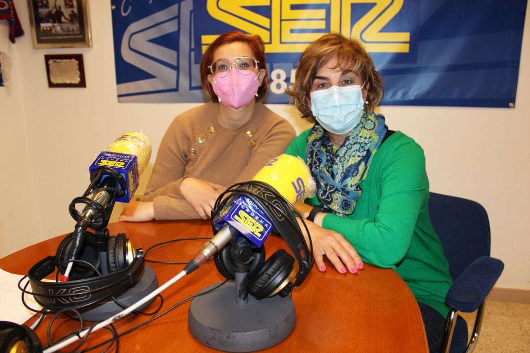 Gema Cerdá Miralles y Rosa Cerdá, en el estudio de Radio Alcoy