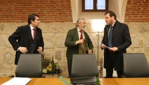 Juan Carlos Suárez-Quiñones, Julio Gómez-Pomar y Oscar Puente conversan justo antes de la reunión en Valladolid