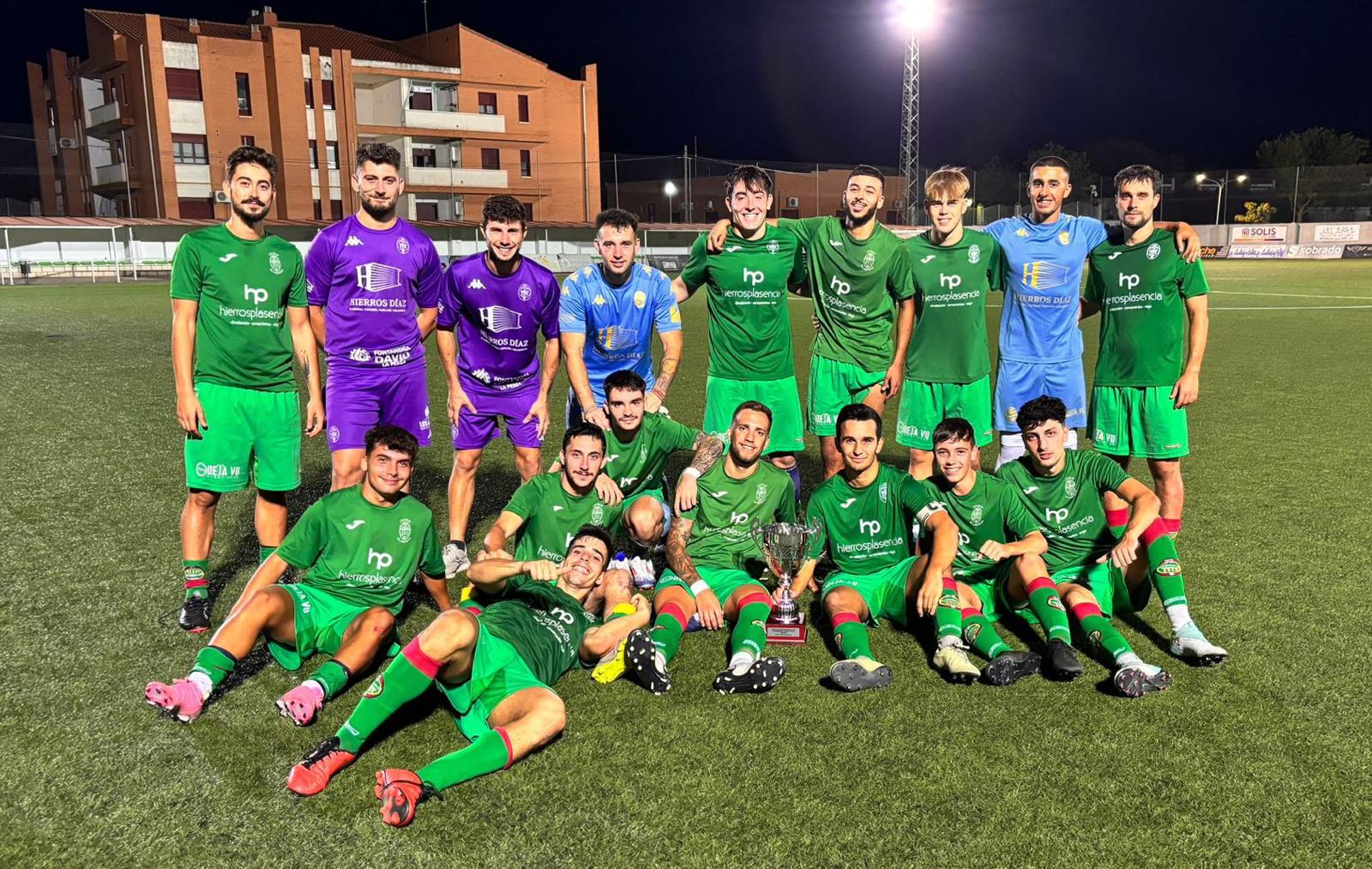 La plantilla del Ciudad de Plasencia celebrando el Memorial Vicente Leite en Moraleja.