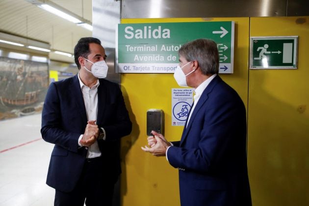 Aguado y Garrido se dan gel en el metro de Madrid.