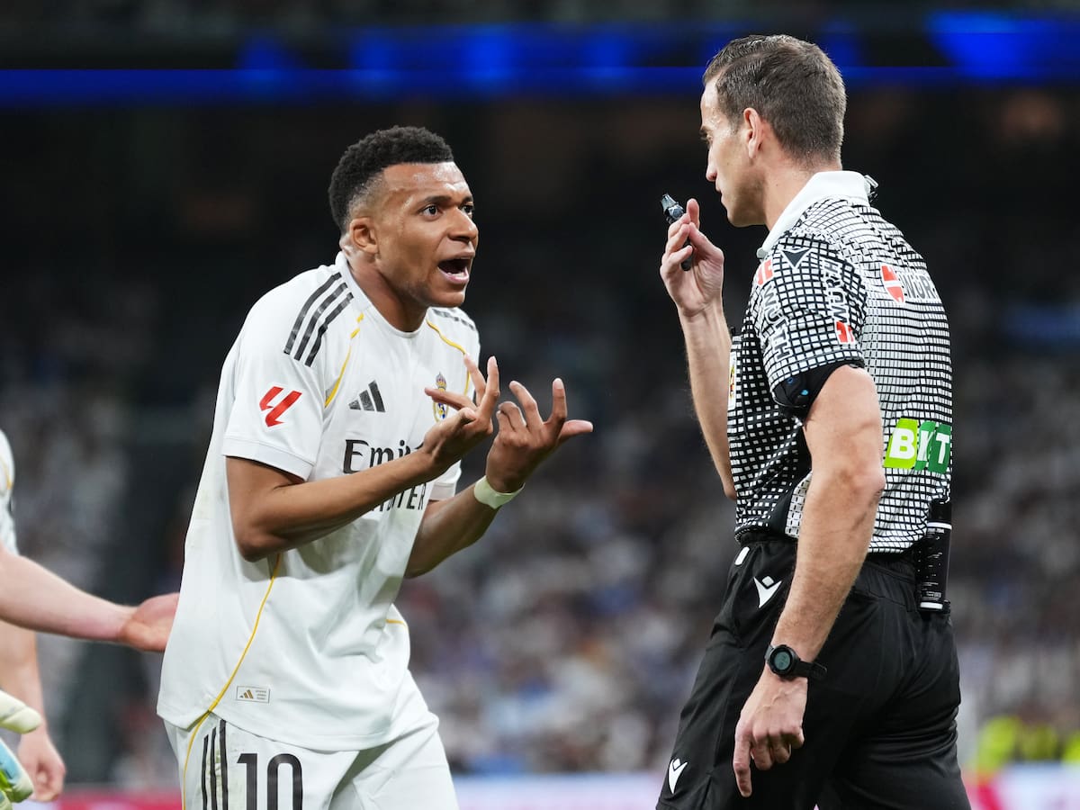 El CTA reconoce que Alberola Rojas debió pitar penalti por el codazo a Mbappé