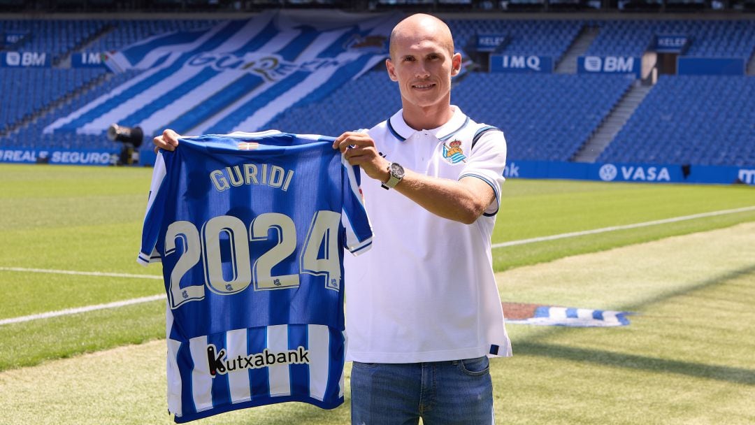 Guridi posa en el Reale Arena con su camiseta y el nuevo año de contrato en la Real