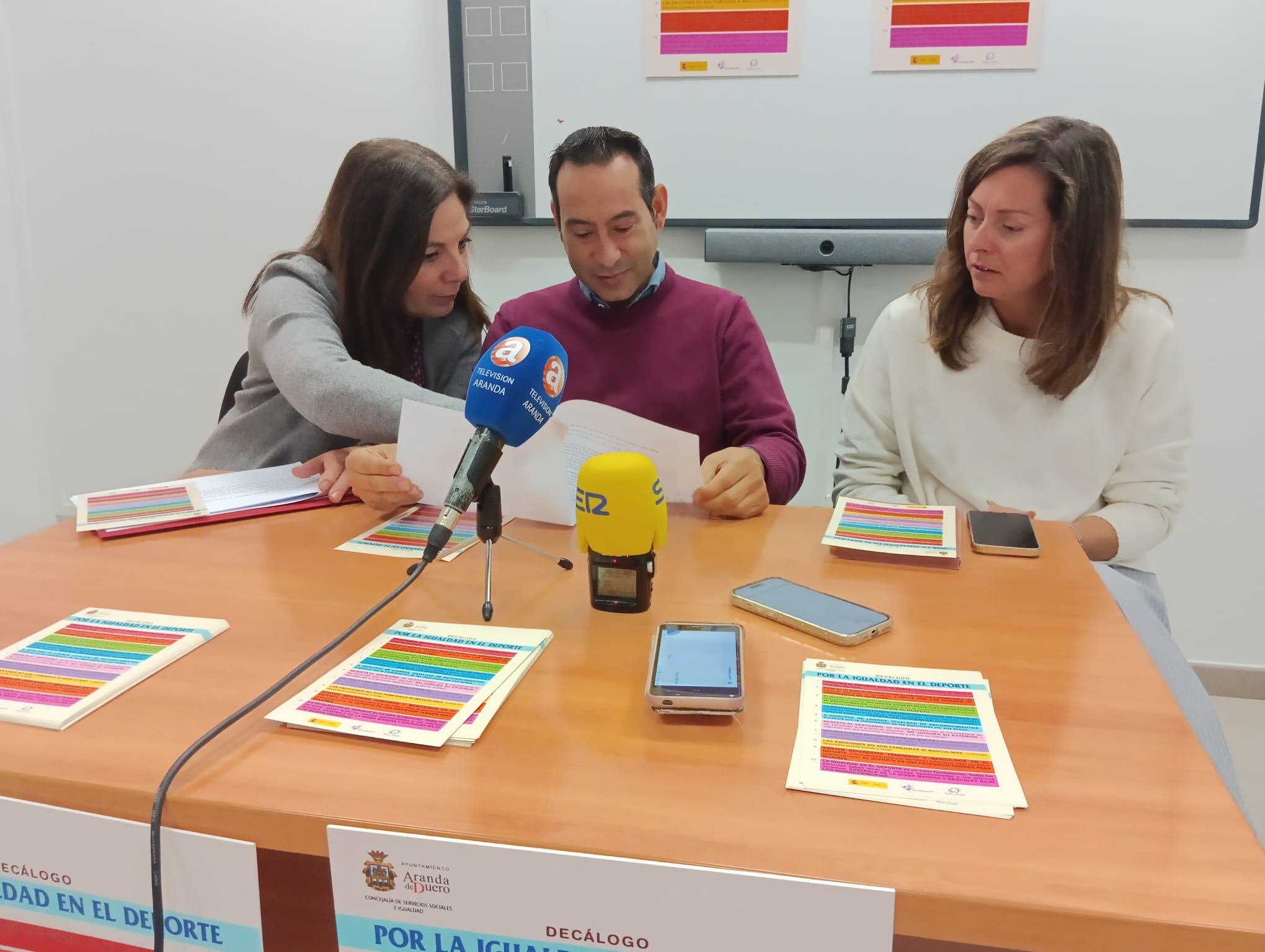 De izquierda a derecha, Ana Pajares, técnico de la concejalía de Igualdad, Andrés Gonzalo y Belén Esteban