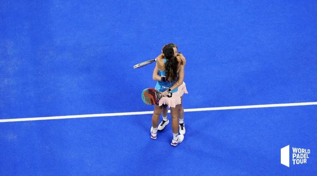 Gemma Triay i Alejandra Salazar s'abracen després de superar una nova ronda de l'Open Costa Daurada.