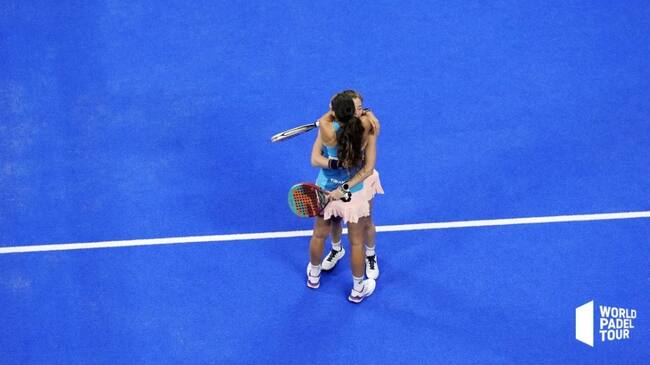 Gemma Triay i Alejandra Salazar s'abracen després de superar una nova ronda de l'Open Costa Daurada.