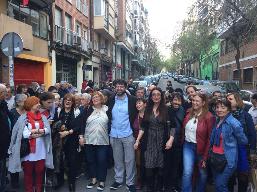 Carlos Sánchez Mato, candidato de IU a la alcadía de Madrid, junto con militantes.