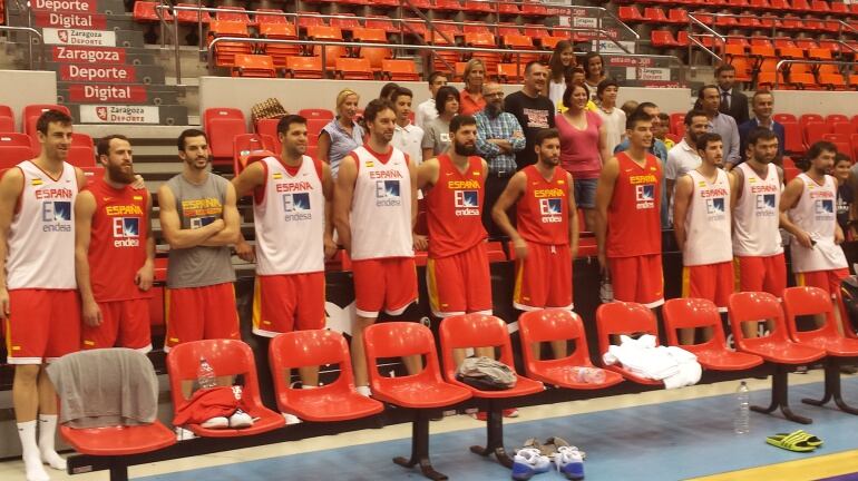 Los jugadores de la selección española de baloncesto posando después de entrenarse por primera vez en el Pabellón Príncipe Felipe