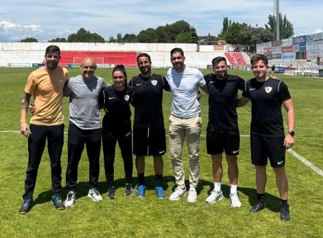 Roberto Santamaría, tercero por la derecha, junto al cuadro técnico de la pasada temporada de la UD Barbastro con Dani Martínez