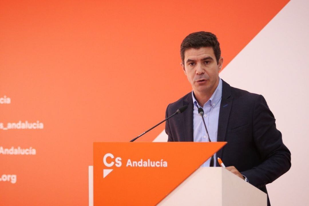 El portavoz parlamentario de Cs, Sergio Romero, en rueda de prensa.