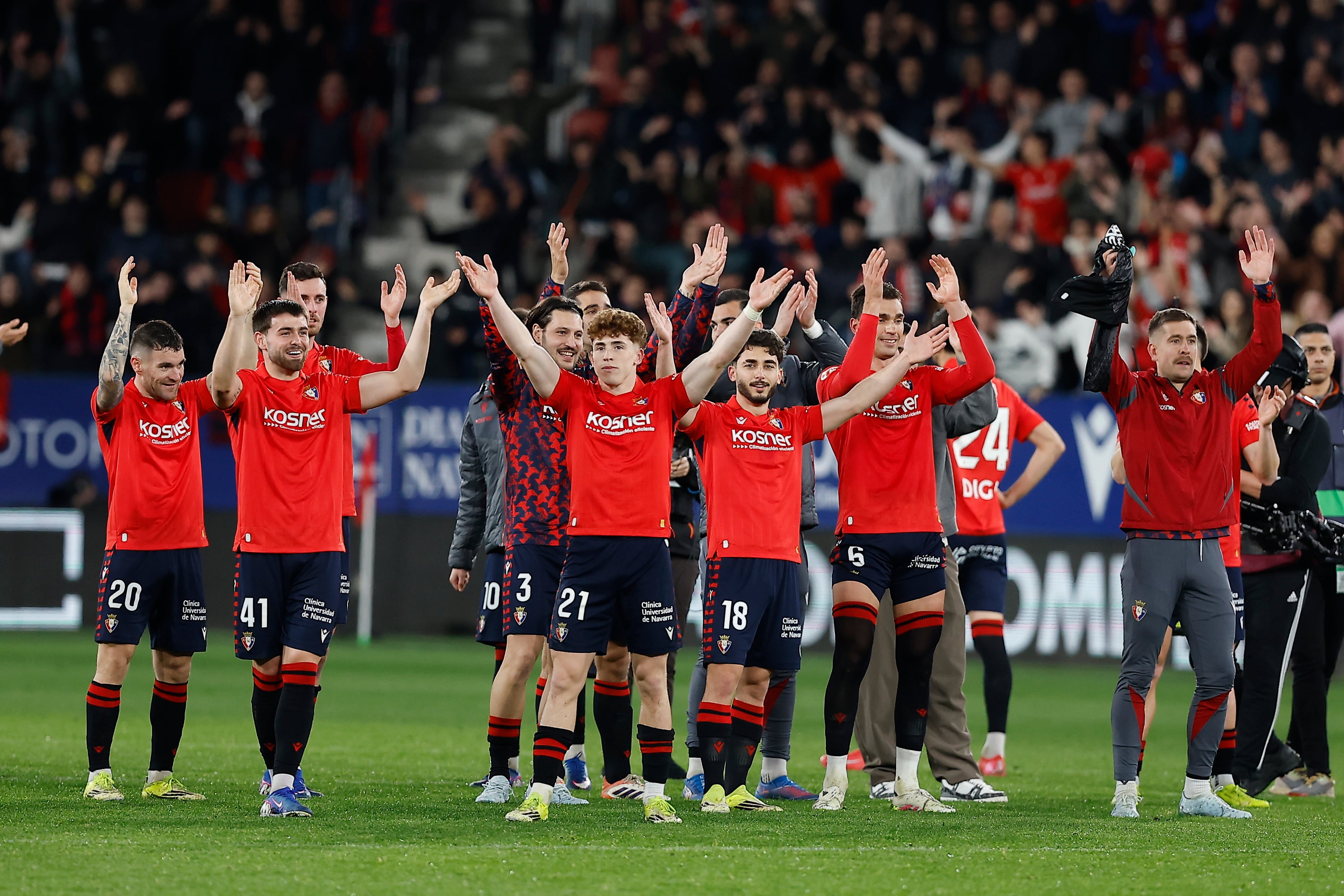 Los jugadores del Osasuna celebran su victoria ante el Real Madrid en el estadio de El Sadar de Pamplona 
