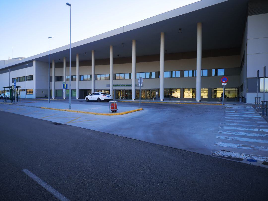 Puerta principal de acceso al Hospital de la Serranía