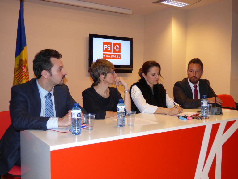 Els consellers generals del PS i la Primera secretària del partit, ahir en roda de premsa