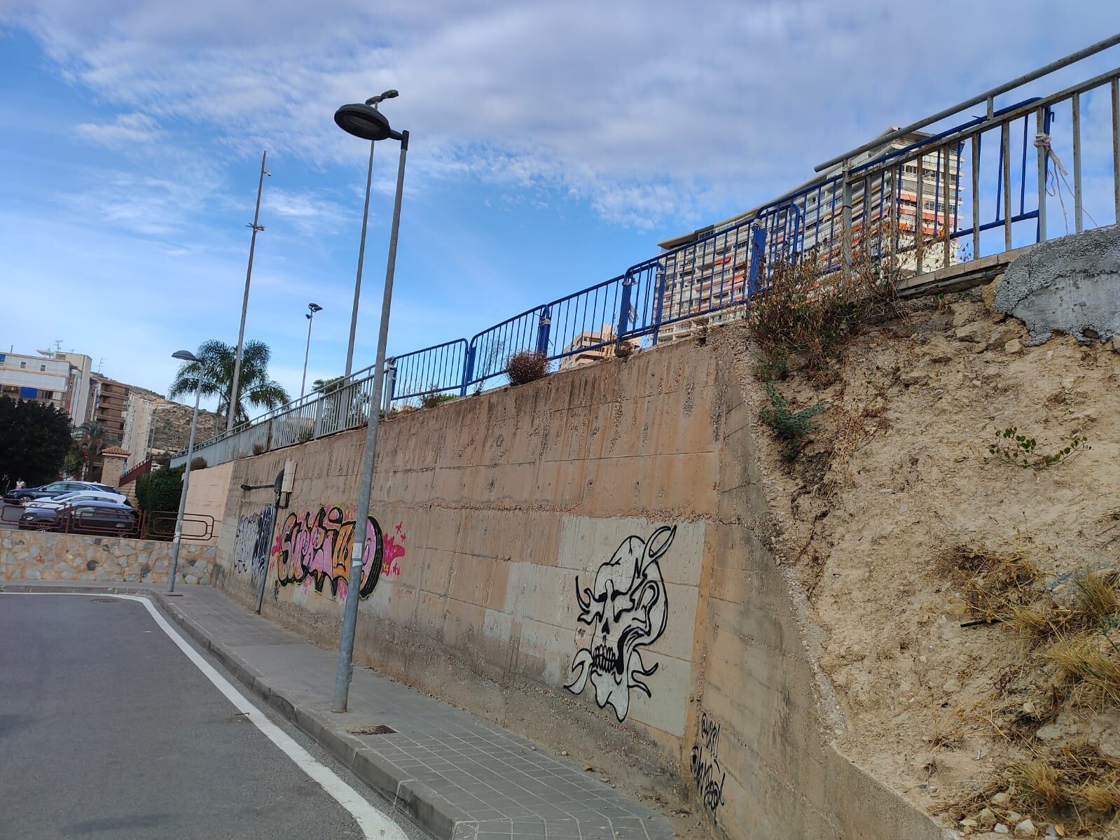 Vallas provisionales cubren parte de la barandilla arrancada tras el accidente ocurrido en el mes de marzo