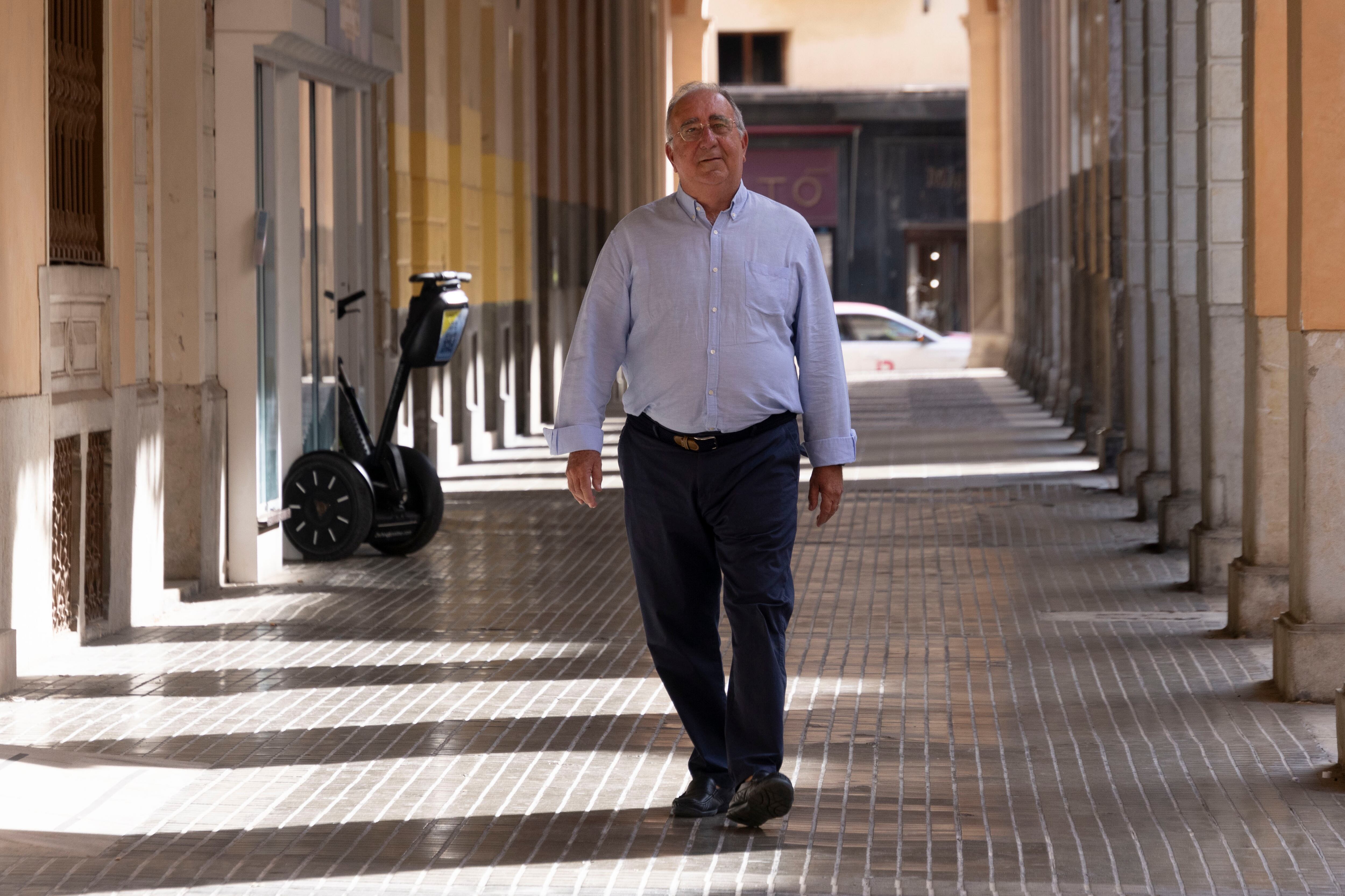 PALMA DE MALLORCA, 30/08/2024.- El diputado autonómico Agustín Buades a su llegada al Parlamento Balear este viernes. Buades ha justificado su decisión de abandonar el grupo Vox en el Parlament balear y pasar a ser diputado no adscrito por su desacuerdo con la ruptura unilateral de los pactos decidida por la dirección nacional del partido y por &quot;coherencia&quot;. EFE/Cati Cladera
