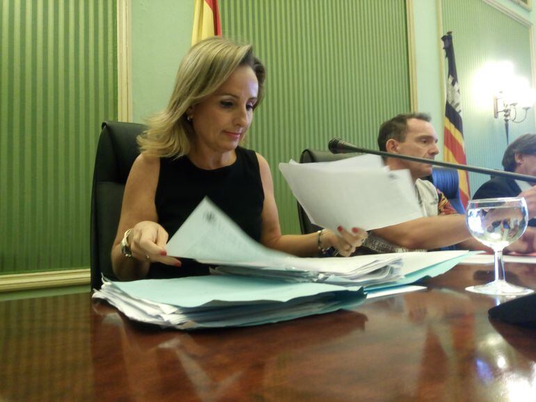 La ex consellera de Obras Públicas del Govern de Jaume Matas, Mabel Cabrer, antes de comenzar a declarar este viernes en el seno de la Comisión de Investigación parlamentaria sobre la planificación, la adjudicación, la ejecución y la gestión de las autopi