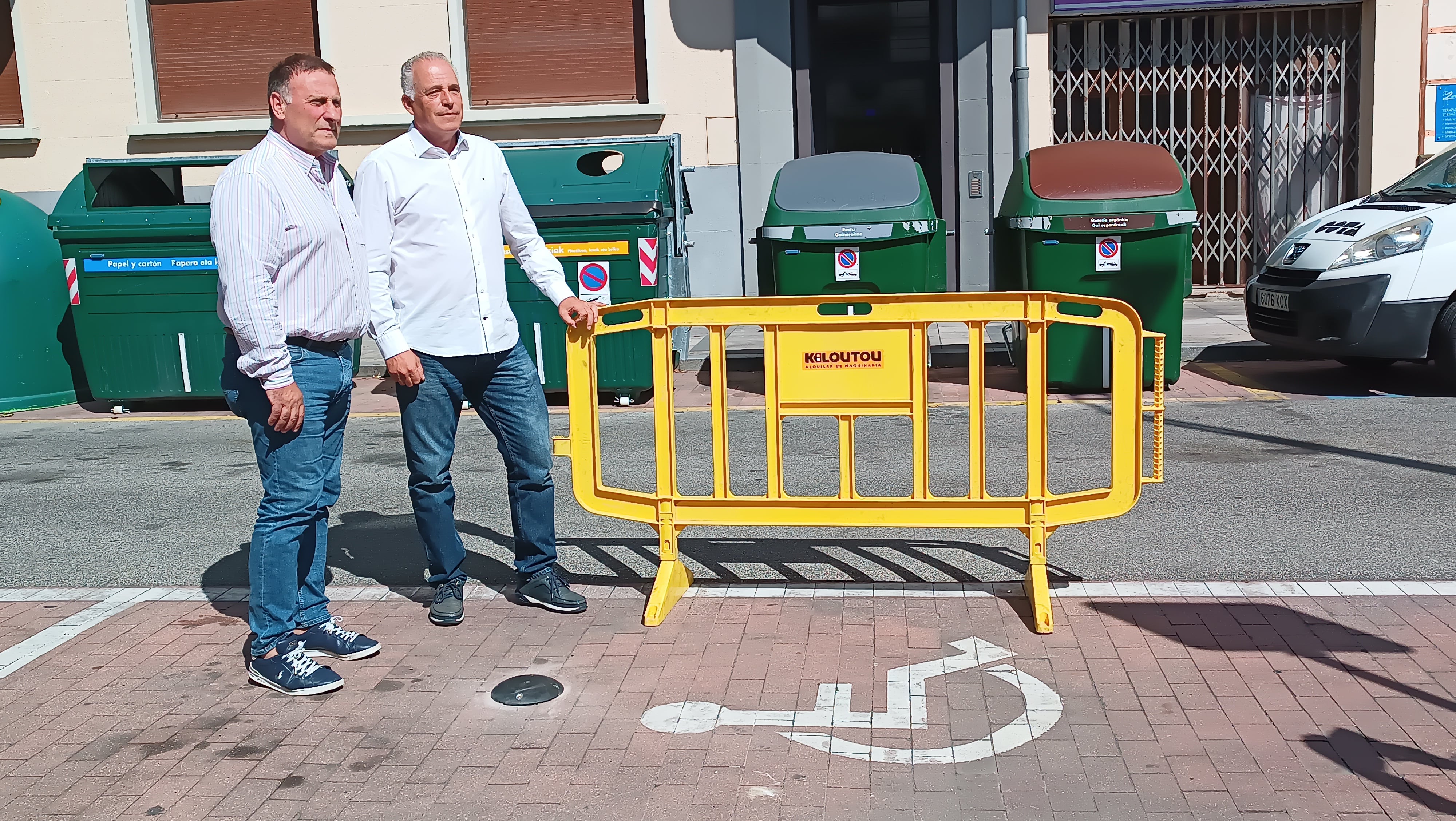 El concejal de Seguridad Ciudadana del Ayuntamiento, Javier Labairu, y Miguel Tardáguila, director del proyecto, con uno de los 375 sensores instalados para regular el tráfico en la ciudad.