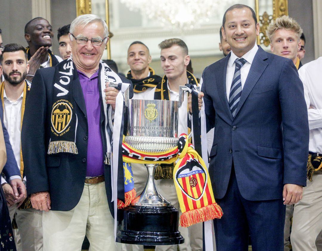 El alcalde de València, Joan Ribó (i) junto al presidente del Valencia CF, Anil Murthy (d)