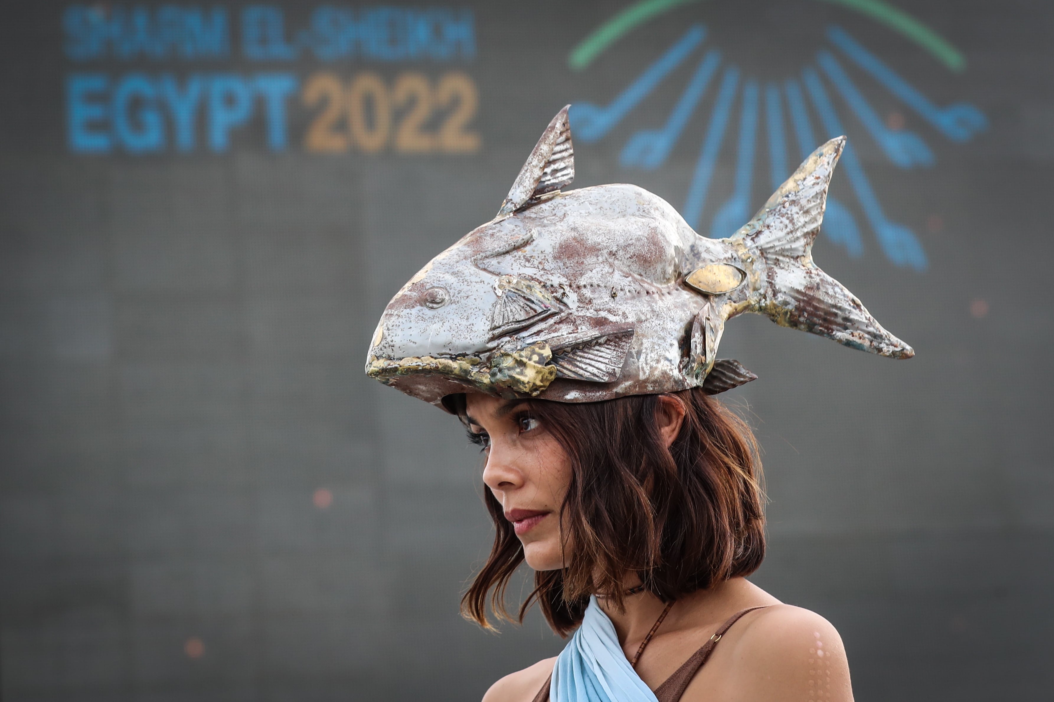 -FOTODELDÍA-Sharm El Sheikh (Egypt), 17/11/2022.- Una de las activistas representa a la &quot;Madre Naturaleza&quot; para llamar la atención sobre la contaminación de los recursos hídricos en todo el mundo en la Conferencia de las Naciones Unidas sobre el Cambio Climático 2022 (COP27), en Sharm El-Sheikh, Egipto, el 17 de noviembre de 2022. La Conferencia de las Naciones Unidas sobre el Cambio Climático de 2022 (COP27), se celebra del 6 al 18 de noviembre. EFE/SEDAT SUNA
