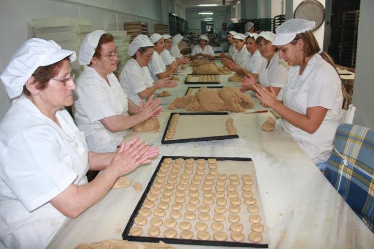 Producción de mantecados en una de la fábricas andaluzas para la campaña de Navidad