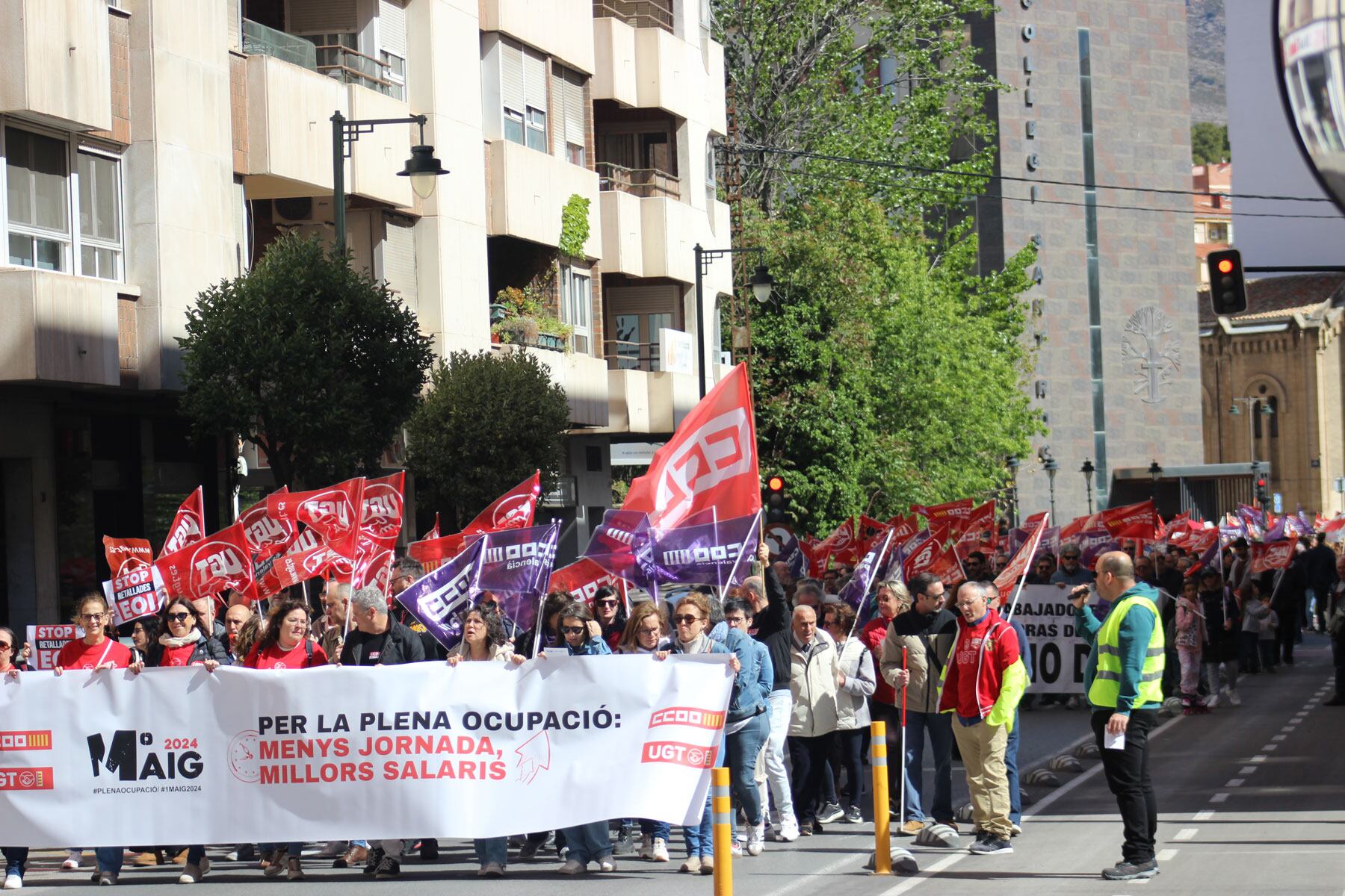 Imagen de la manifestación a su paso por Alzamora