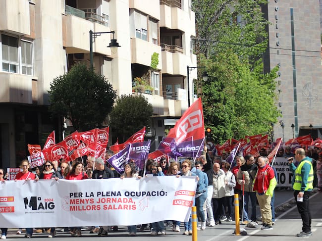 Imagen de la manifestación a su paso por Alzamora