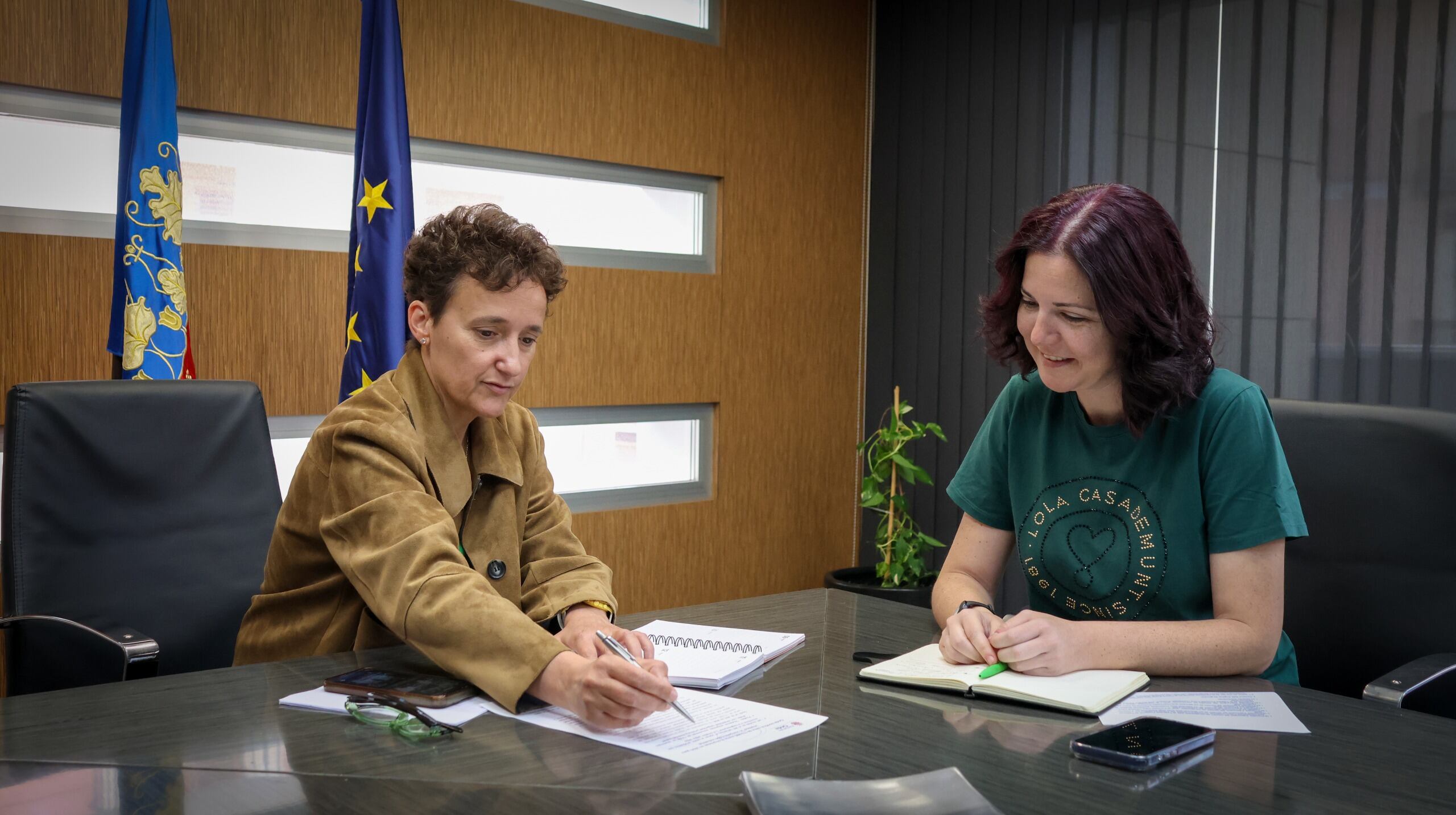 Carmina Ballester, alcaldesa de Onda con María Prades, concejala de Hacienda y Contratación de Onda