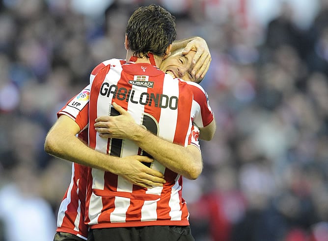 Gabilondo y Toquero se abrazan para festejar un gol