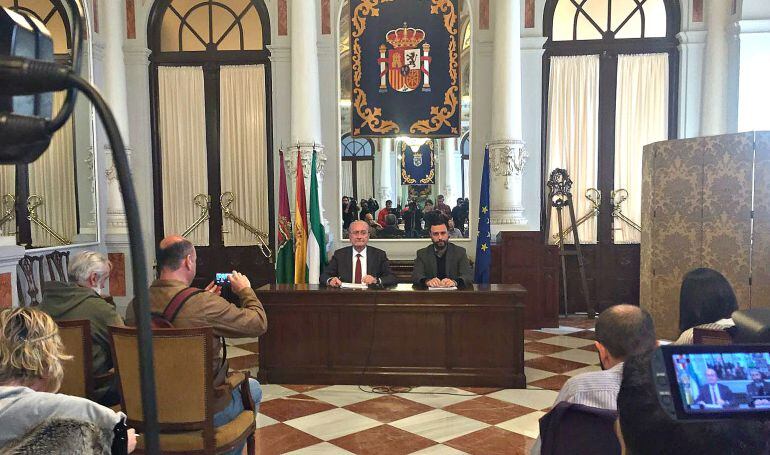 Alcalde de Málaga, Francisco de la Torre, durante su comparecencia sobre Limasa en compañía del concejal de Medio Ambiente, Raúl Jiménez