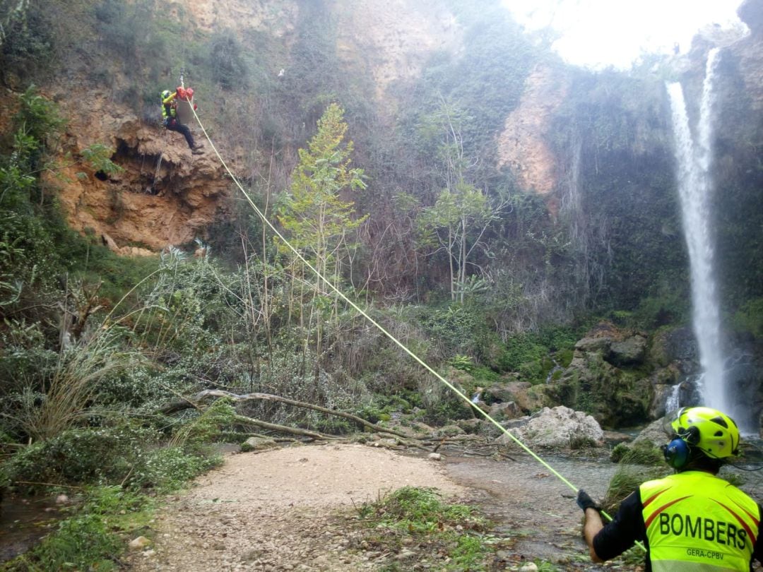 Bomberos de Valencia rescatan a una persona accidentada. 