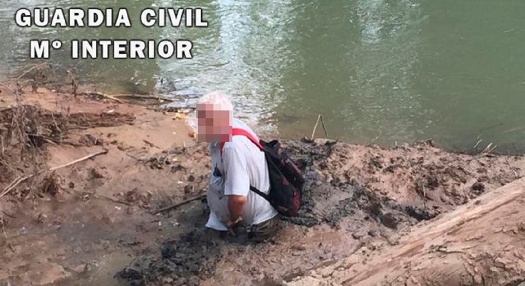 Pescador atrapado por el barro a las orillas del Río Guadalquivir. 
