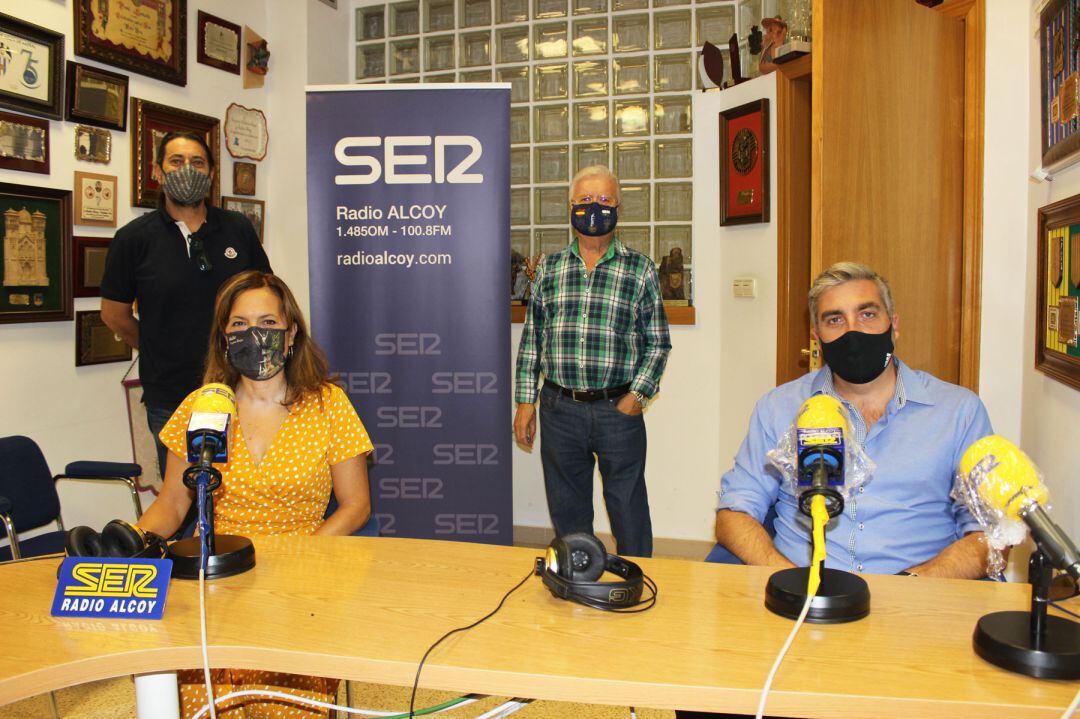 Ricard Sanz, Virginia Bolufer, Paco Aznar y Óscar Martínez, en los estudios de Radio Alcoy