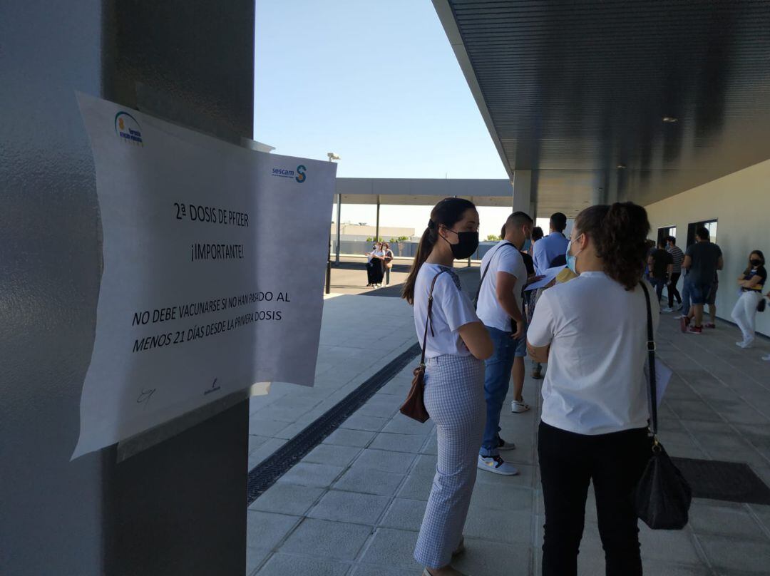 El Nuevo Hospital Universitario de Toledo ha recibido esta mañana a los docentes, fuerzas de seguridad y personal sanitario que no recibió la segunda dosis de AstraZeneca tras el mensaje que les llegó al teléfono móvil ayer